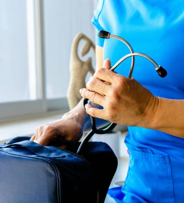 Infirmière portant un stéthoscope